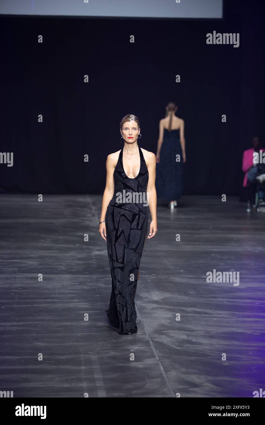 Berlino, Germania. 2 luglio 2024. Le modelle percorrono la vivace pista durante la spettacolare sfilata di moda Kilian Kerner SS25 all'evento della settimana della moda di Berlino. Foto Stock