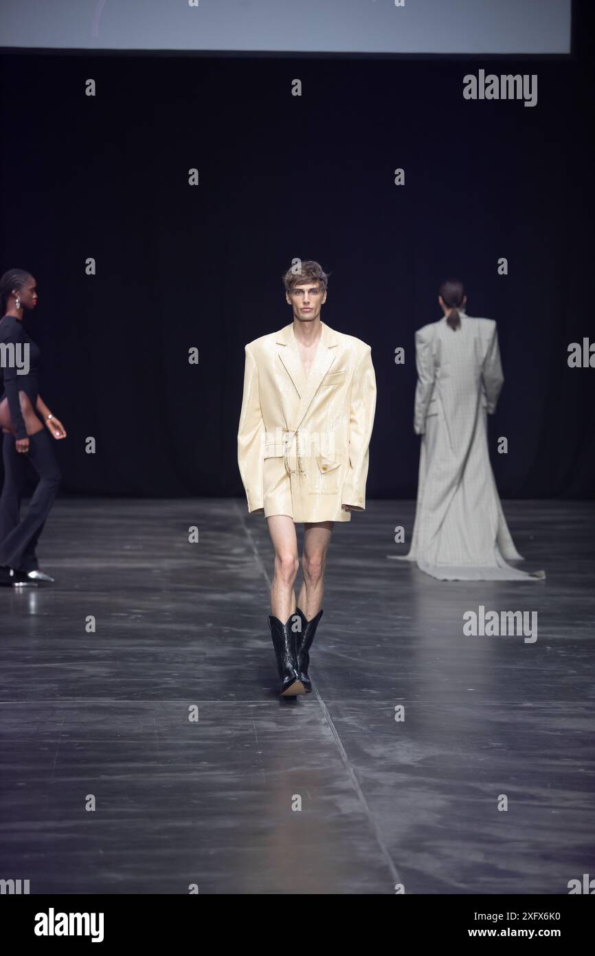 Berlino, Germania. 2 luglio 2024. Le modelle percorrono la vivace pista durante la spettacolare sfilata di moda Kilian Kerner SS25 all'evento della settimana della moda di Berlino. Foto Stock