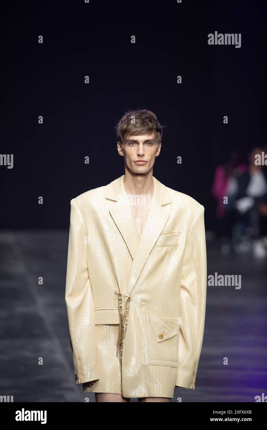 Berlino, Germania. 2 luglio 2024. Le modelle percorrono la vivace pista durante la spettacolare sfilata di moda Kilian Kerner SS25 all'evento della settimana della moda di Berlino. Foto Stock