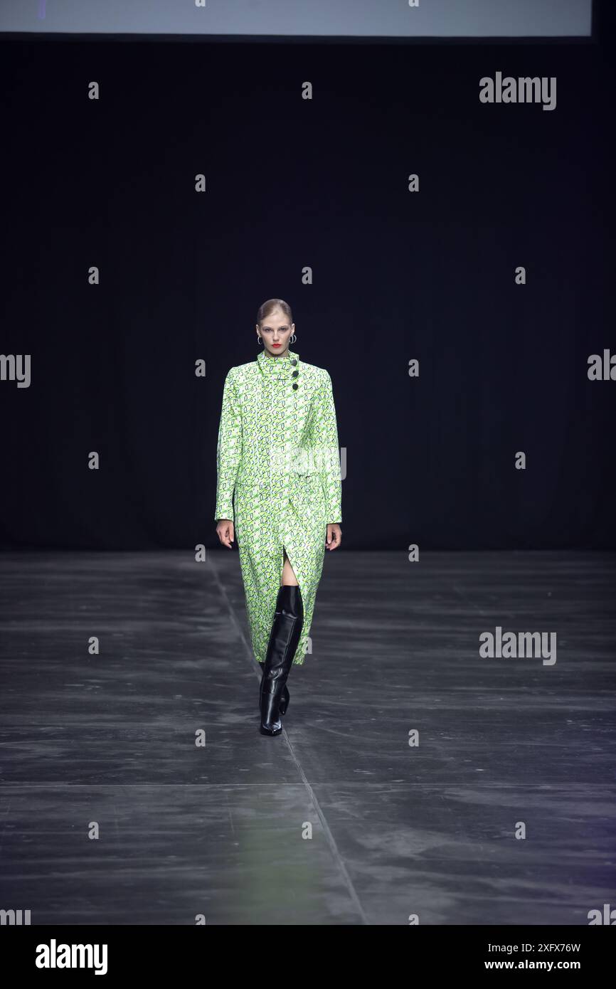 Berlino, Germania. 2 luglio 2024. Le modelle percorrono la vivace pista durante la spettacolare sfilata di moda Kilian Kerner SS25 all'evento della settimana della moda di Berlino. Foto Stock