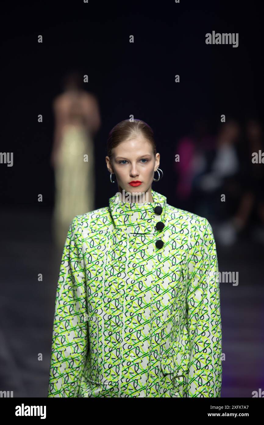 Berlino, Germania. 2 luglio 2024. Le modelle percorrono la vivace pista durante la spettacolare sfilata di moda Kilian Kerner SS25 all'evento della settimana della moda di Berlino. Foto Stock