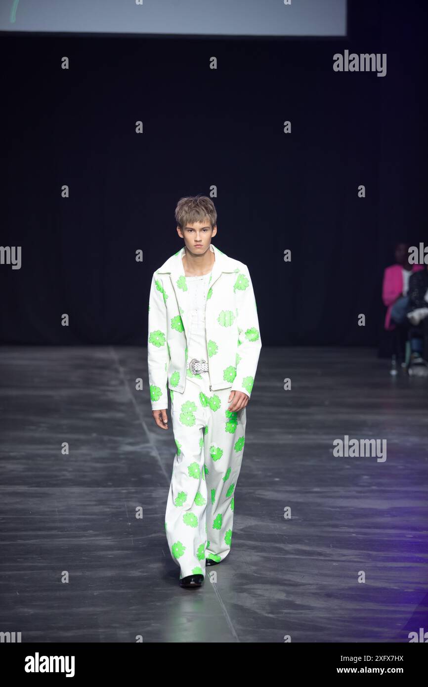 Berlino, Germania. 2 luglio 2024. Le modelle percorrono la vivace pista durante la spettacolare sfilata di moda Kilian Kerner SS25 all'evento della settimana della moda di Berlino. Foto Stock