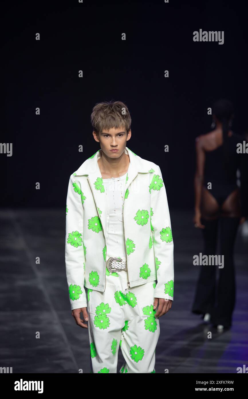 Berlino, Germania. 2 luglio 2024. Le modelle percorrono la vivace pista durante la spettacolare sfilata di moda Kilian Kerner SS25 all'evento della settimana della moda di Berlino. Foto Stock
