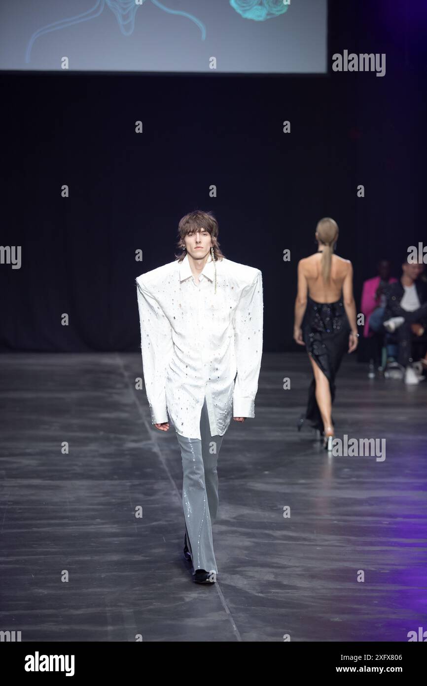 Berlino, Germania. 2 luglio 2024. Le modelle percorrono la vivace pista durante la spettacolare sfilata di moda Kilian Kerner SS25 all'evento della settimana della moda di Berlino. Foto Stock