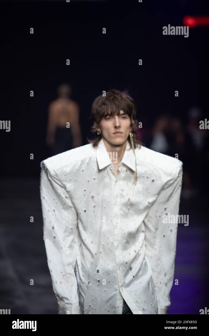 Berlino, Germania. 2 luglio 2024. Le modelle percorrono la vivace pista durante la spettacolare sfilata di moda Kilian Kerner SS25 all'evento della settimana della moda di Berlino. Foto Stock