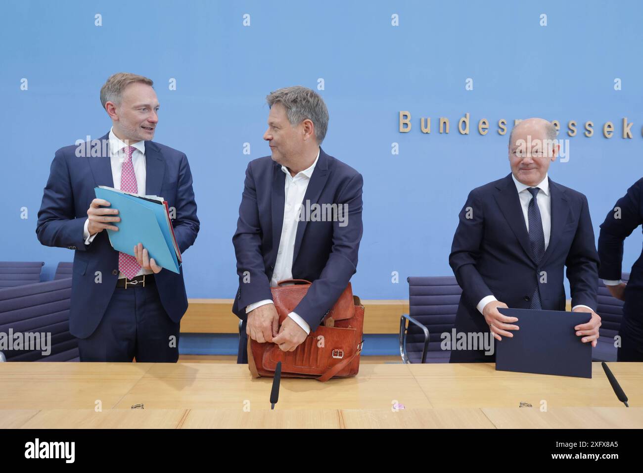 Christian Lindner, Bundesminister der Finanzen, FDP, Robert Habeck, Bundesminister fuer Wirtschaft und Klimaschutz, Buendnis 90/Die Gruenen, Olaf Scholz, Bundeskanzler, SPD, PK zu - Bundeshaushalt 2025, DEU, Berlino, 05.07.2024 *** Christian Lindner, Ministro federale delle finanze, FDP, Robert Habeck, Ministro federale dell'economia e della protezione del clima, Alliance 90 i Verdi, Olaf Scholz, Cancelliere federale, SPD, conferenza stampa sul bilancio federale 2025, DEU, Berlino, 05 07 2024 Foto Stock