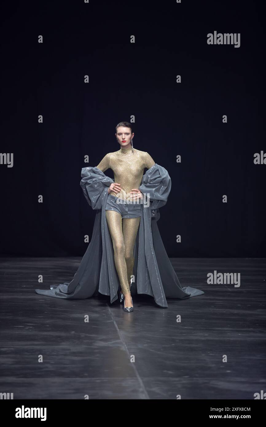 Berlino, Germania. 2 luglio 2024. Le modelle percorrono la vivace pista durante la spettacolare sfilata di moda Kilian Kerner SS25 all'evento della settimana della moda di Berlino. Foto Stock