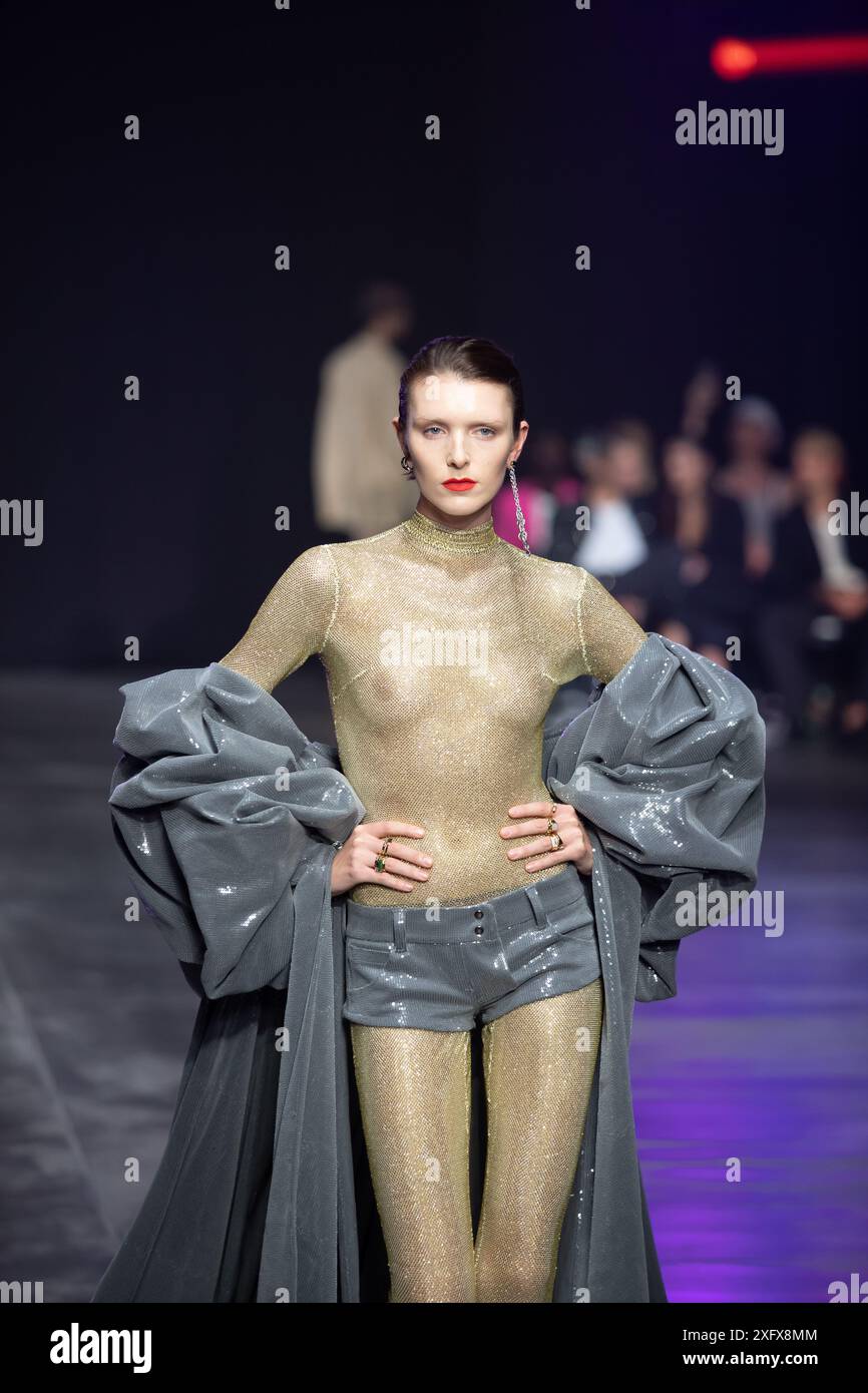 Berlino, Germania. 2 luglio 2024. Le modelle percorrono la vivace pista durante la spettacolare sfilata di moda Kilian Kerner SS25 all'evento della settimana della moda di Berlino. Foto Stock