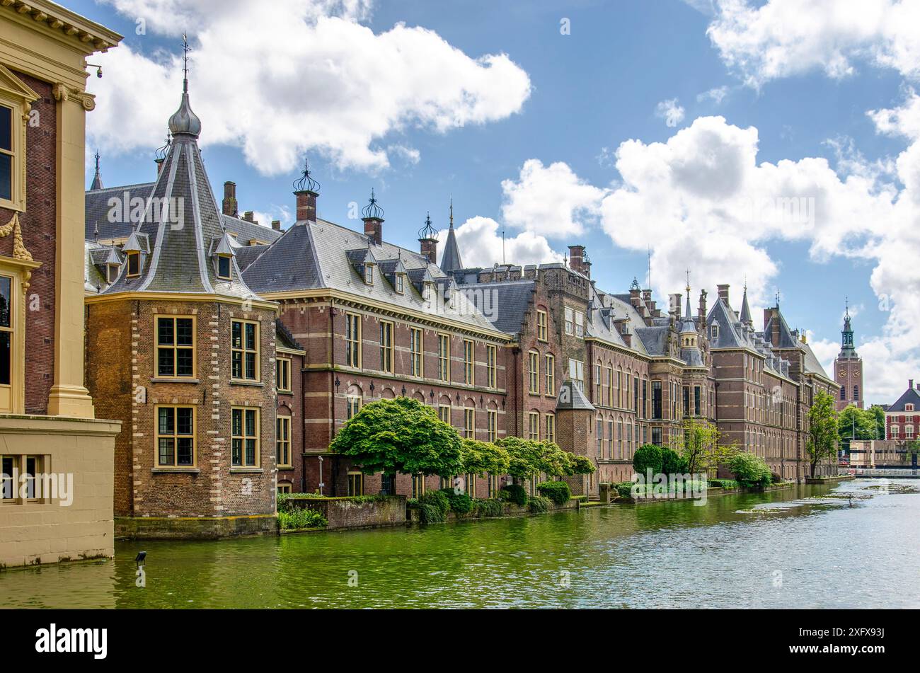 L'Aia, Paesi Bassi, 16 giugno 2024: Il complesso governativo di Binnenhof di 800 anni e lo stagno adiacente con a sinistra il litt del primo ministro Foto Stock