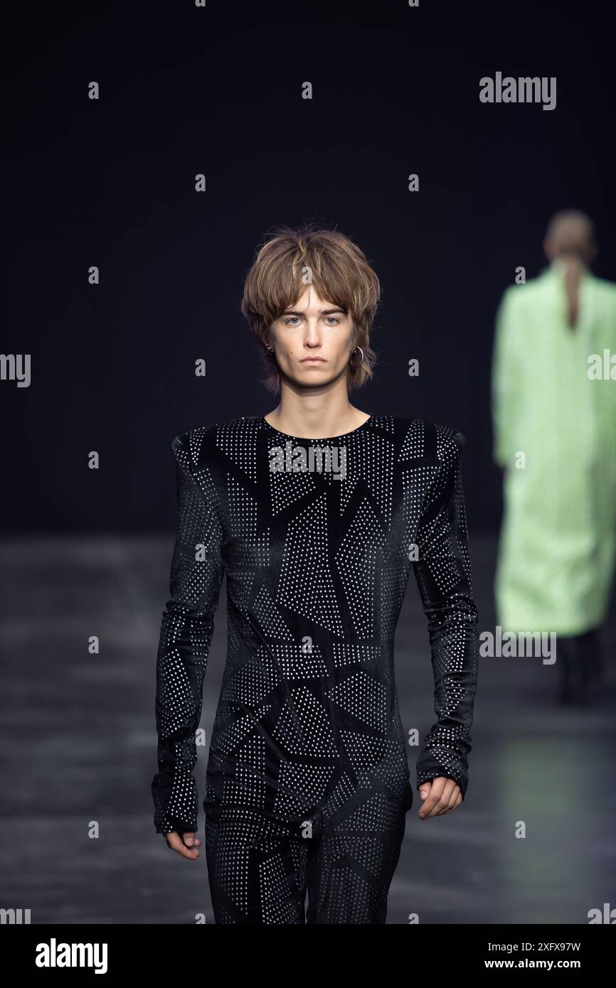 Berlino, Germania. 2 luglio 2024. Le modelle percorrono la vivace pista durante la spettacolare sfilata di moda Kilian Kerner SS25 all'evento della settimana della moda di Berlino. Foto Stock