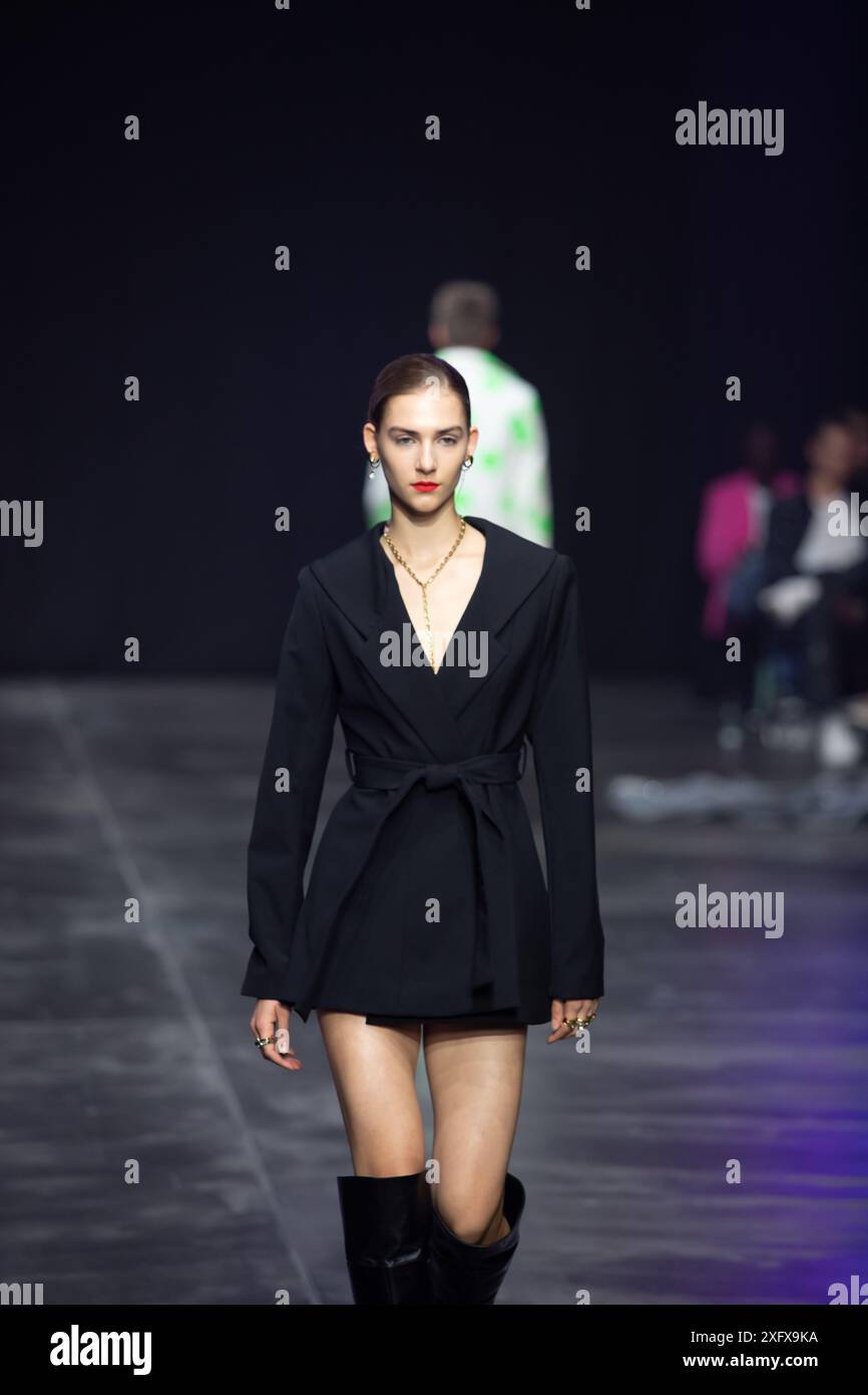 Berlino, Germania. 2 luglio 2024. Le modelle percorrono la vivace pista durante la spettacolare sfilata di moda Kilian Kerner SS25 all'evento della settimana della moda di Berlino. Foto Stock