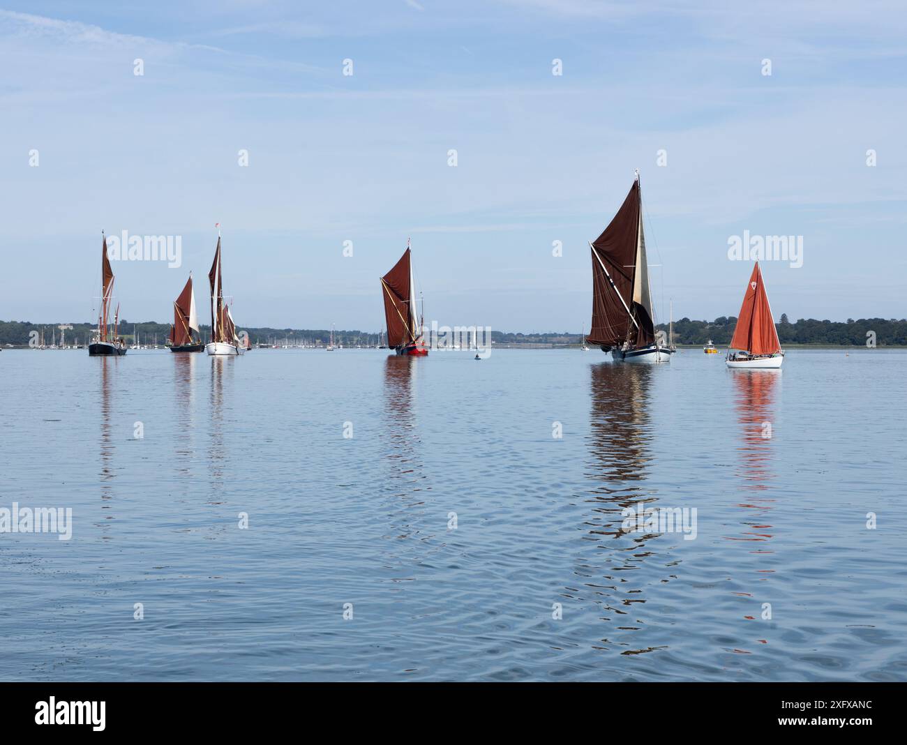 Barche a vela sul Tamigi su un fiume ancora calmo Orwell, Suffolk, Inghilterra Foto Stock
