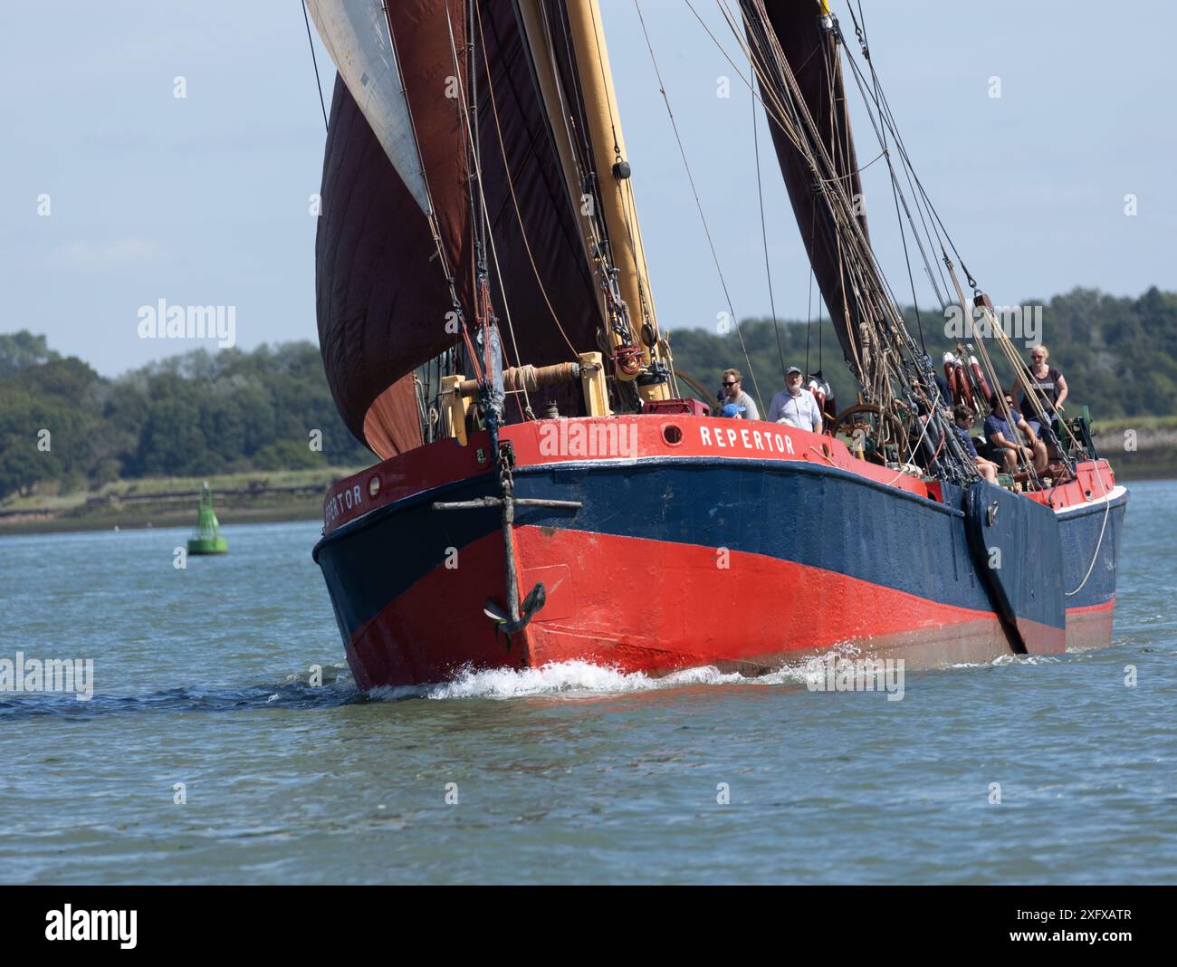 Vista frontale dello scafo rosso della barca a vela Repertor Thames sul fiume Orwell, Suffolk, Inghilterra Foto Stock