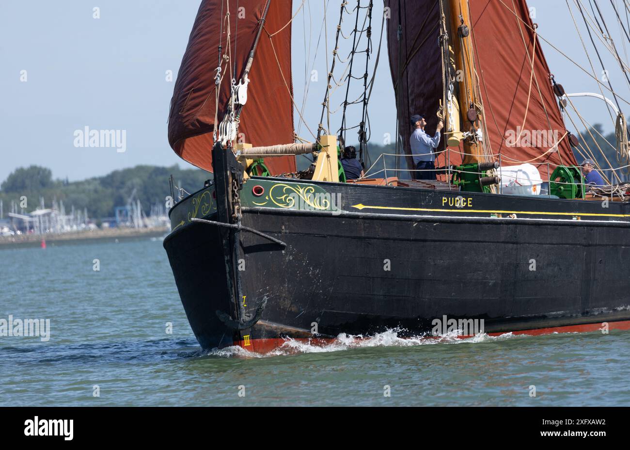 Vista a prua della chiatta a vela Pudge Thames sul fiume Orwell. Suffolk, Inghilterra Foto Stock