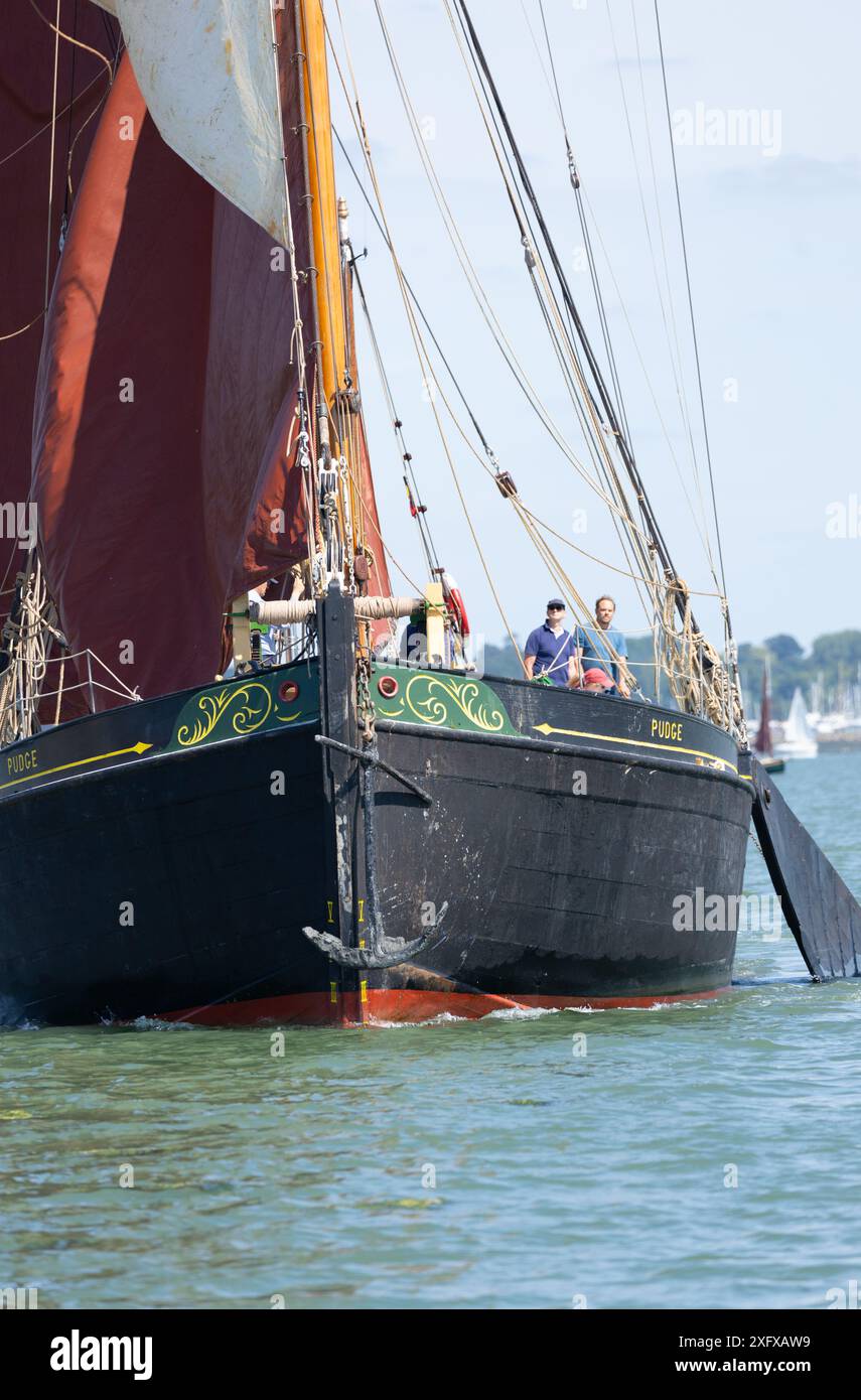 Vista a prua di Pudge a Thames sailing Barge sul fiume Orwell. Suffolk, Inghilterra Foto Stock