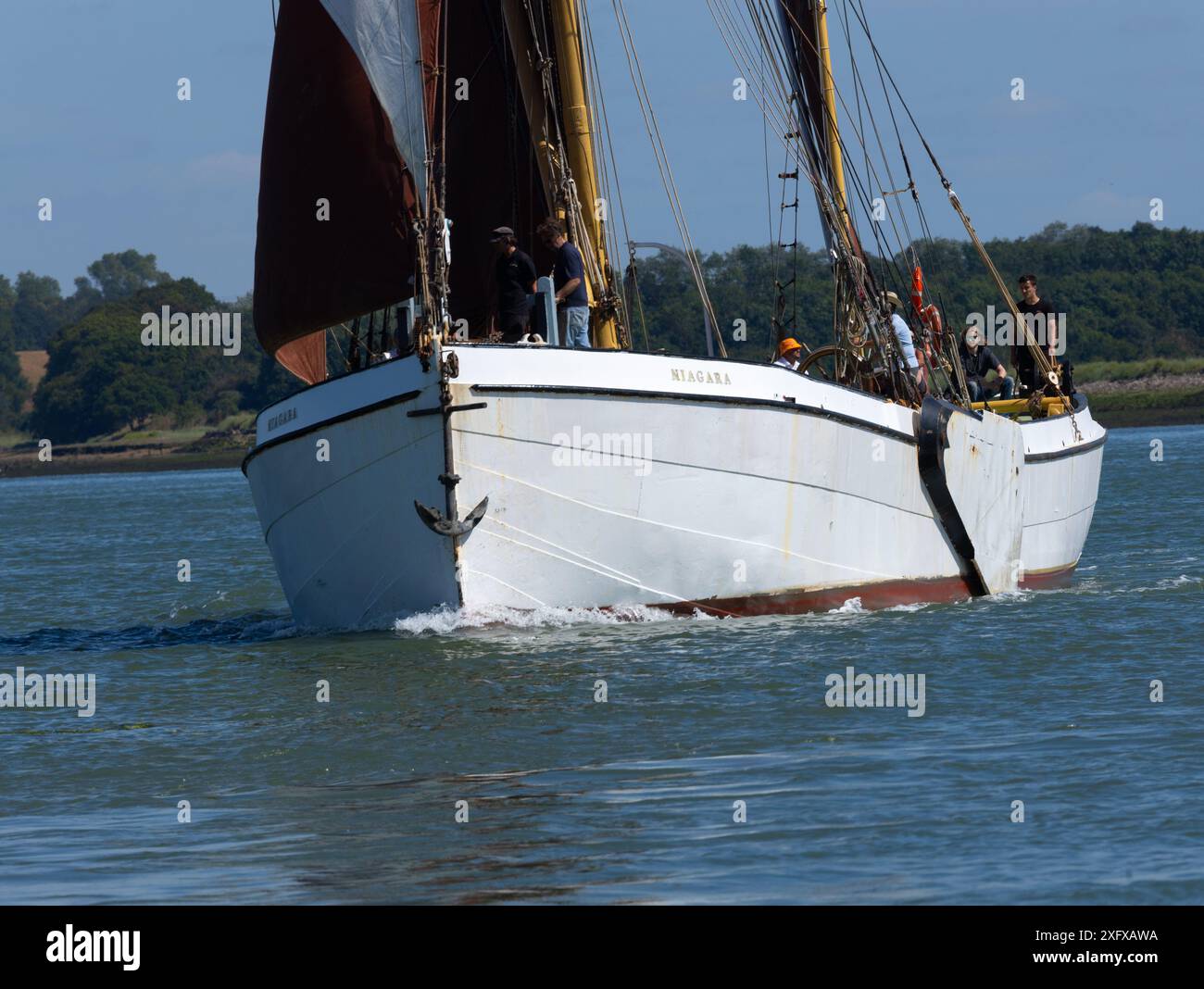 Vista a prua della chiatta a vela Niagara Thames sul fiume Orwell, Suffolk, Inghilterra Foto Stock