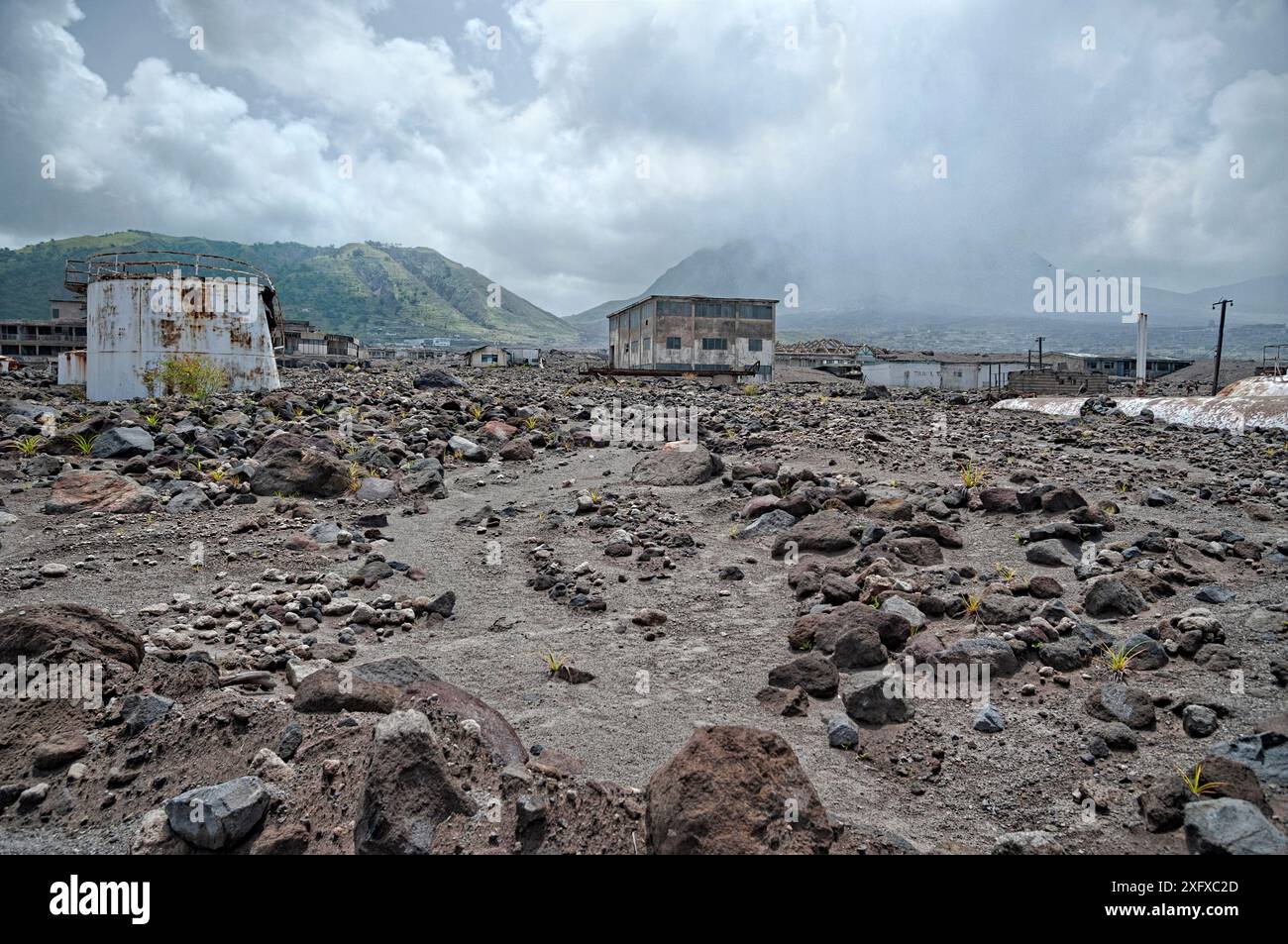 Montserrat, zona di esclusione V, città vecchia capitale Plymouth distrutta dal vulcano. Il vulcano è ancora attivo, con gas vulcanico e polvere visibili nel cielo. Giugno 2012 Foto Stock