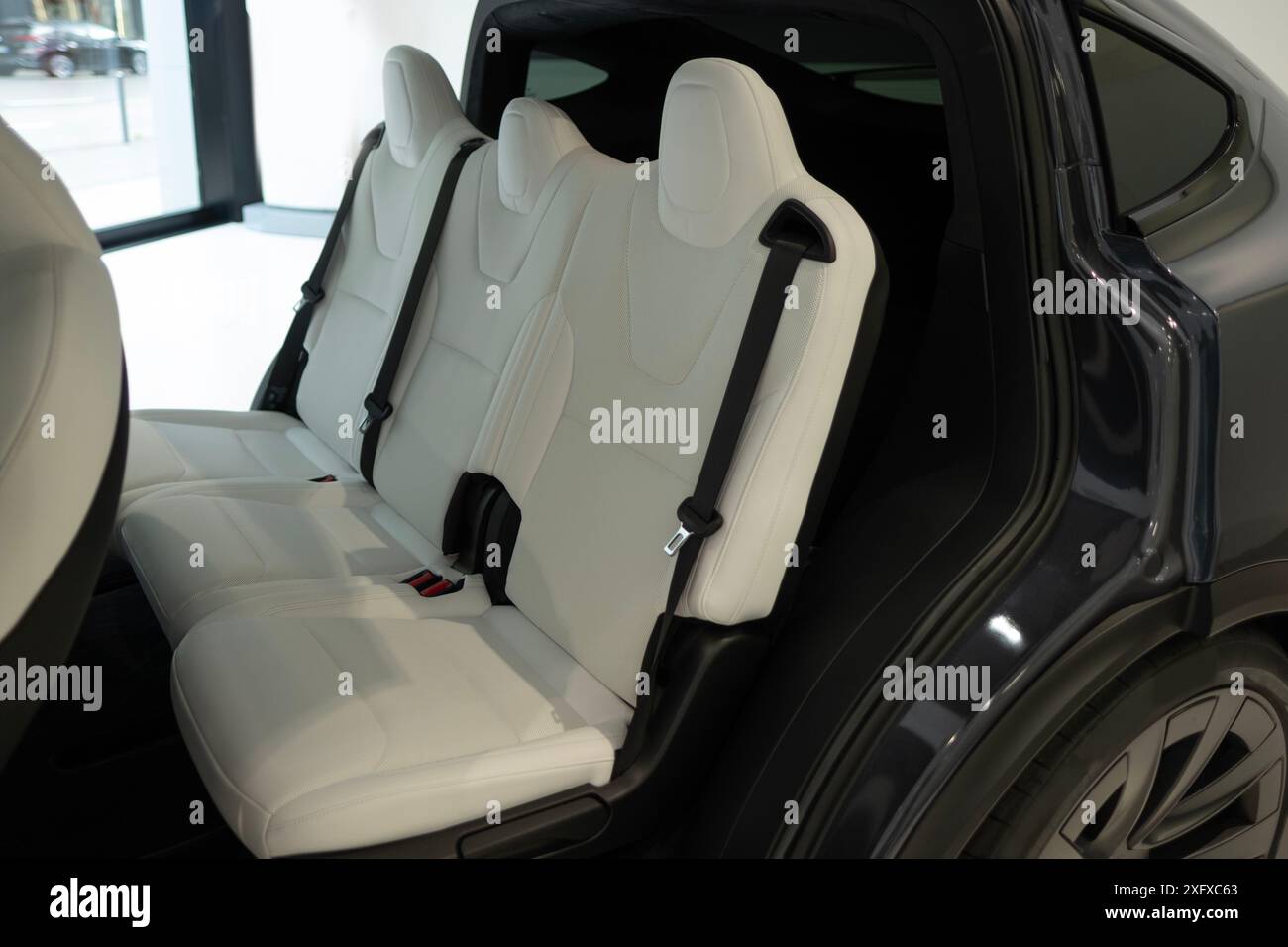 Interni bianchi, sedili posteriori in pelle per auto, cinture di sicurezza, supporto lombare, design ergonomico della cabina, innovazione nel settore automobilistico, industria automobilistica Foto Stock