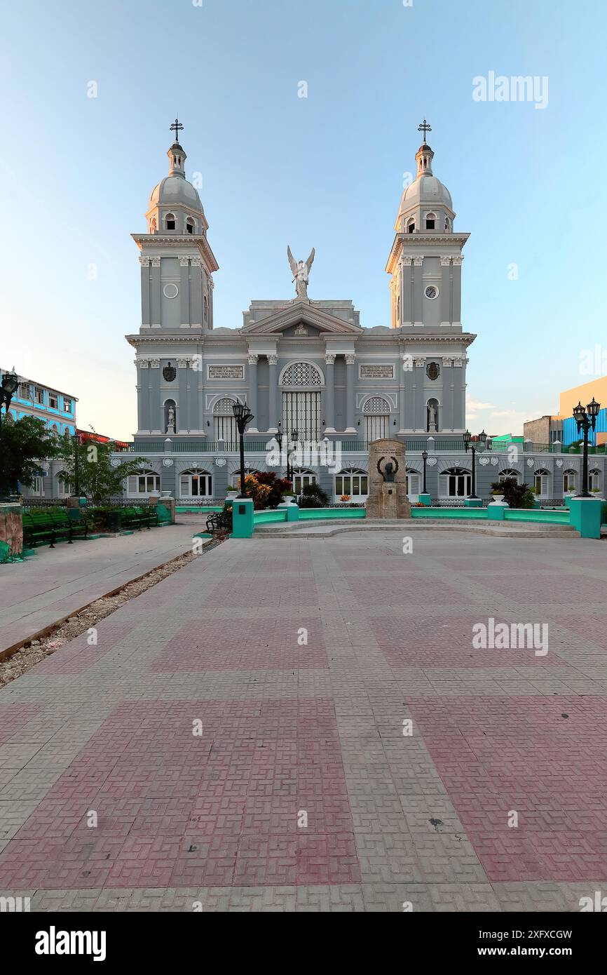 480 facciata neoclassica rivolta a nord sul Parco Cespedes, torri e statua centrale dell'arcangelo, Cattedrale Nuestra Senora Asuncion. Santiago-Cuba. Foto Stock