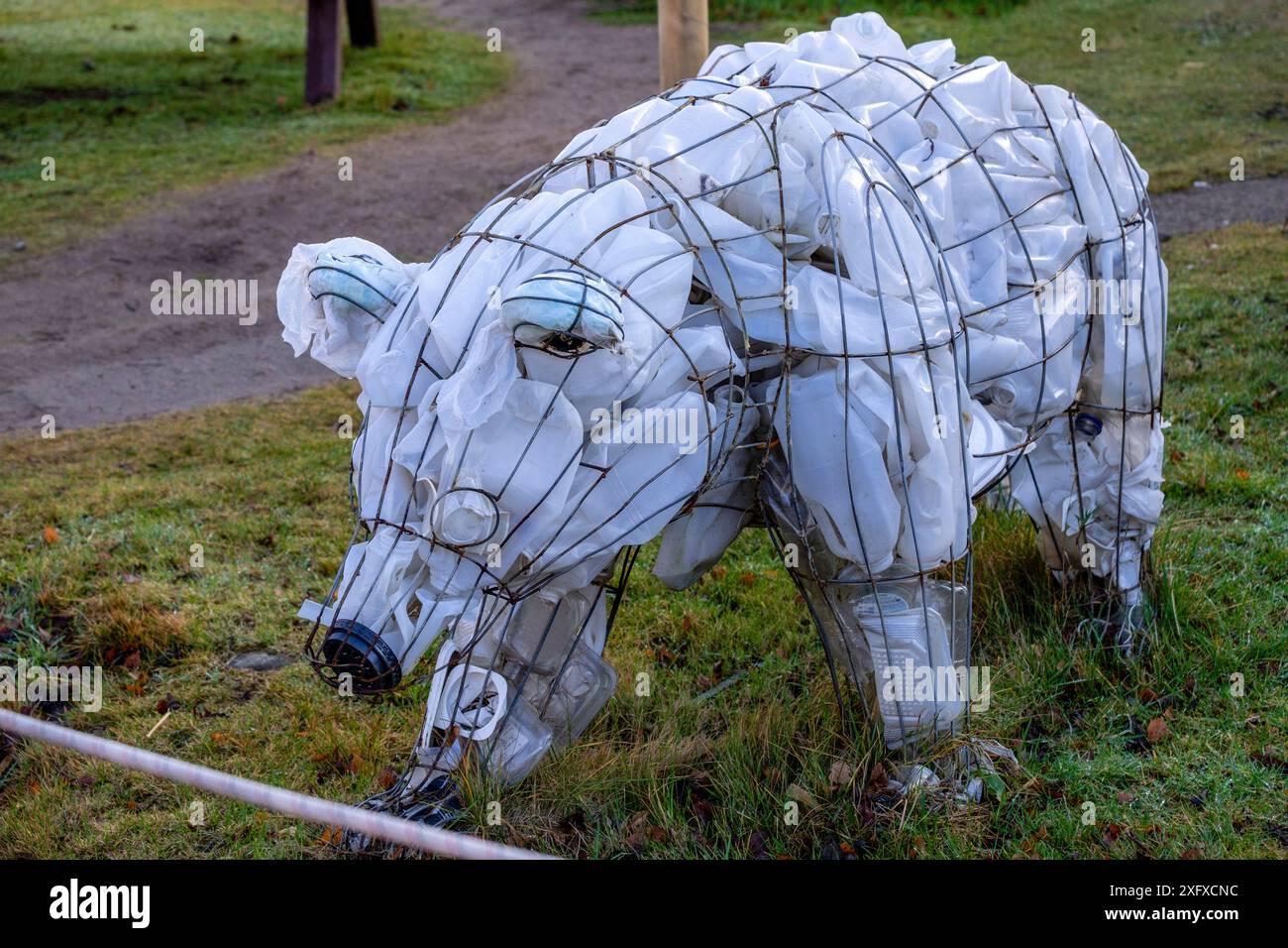 Scultura dell'orso realizzata con imballaggio, Highland Wildlife Park, kincraig, Cairngorms National Park, Scozia, Regno Unito Foto Stock