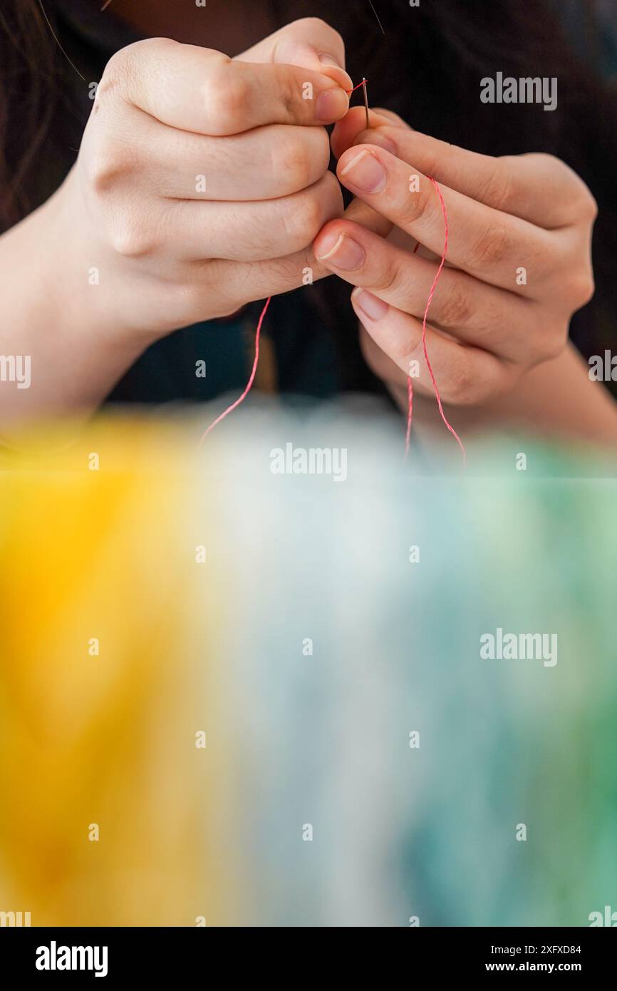 (240705) -- NANJING, 5 luglio 2024 (Xinhua) -- Un lavoratore prepara stringhe per i prodotti da ricamo Suzhou in un'azienda situata in una base industriale di ricamo Suzhou nel sottodistretto di Zhenhu di Suzhou, nella provincia di Jiangsu, nella Cina orientale, 3 luglio 2024. Situata nel sottodistretto di Zhenhu di Suzhou, la base industriale del ricamo di Suzhou ospita più di 400 negozi di ricamo, officine e aziende di Suzhou, con un valore di produzione annuo di quasi 1,5 miliardi di yuan (circa 200 milioni di dollari). (Xinhua/li Bo) Foto Stock