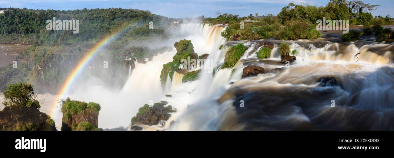 Arcobaleno alle cascate dell'Iguazú, confine tra Brasile e Argentina. Fotografato dall'Argentina. Agosto 2017. Foto Stock