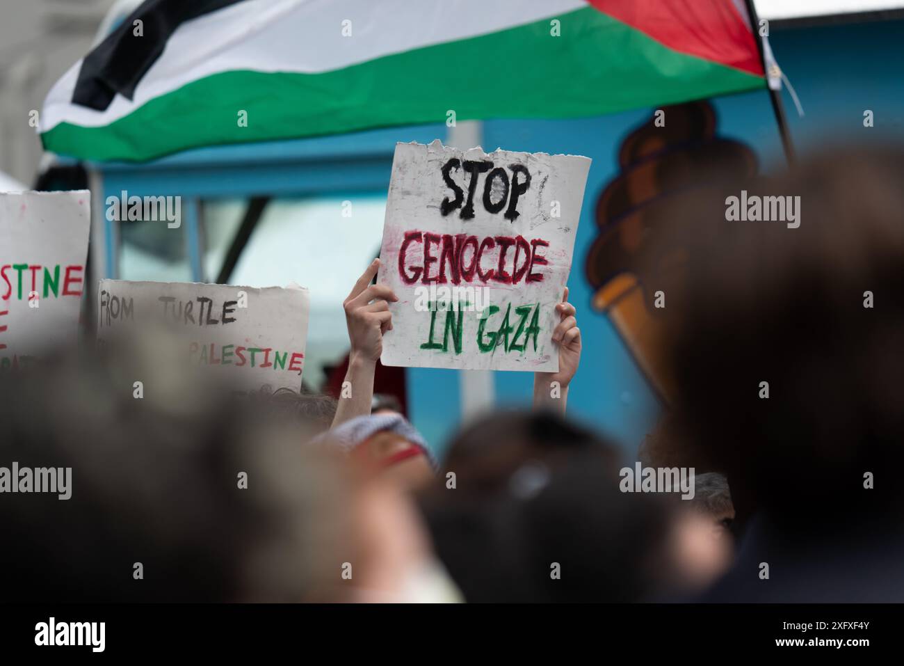 Manifestanti all'All Out for Gaza protesta che marciano, protestano e parlano alla folla per le strade di Toronto, Ontario Canada. Foto Stock