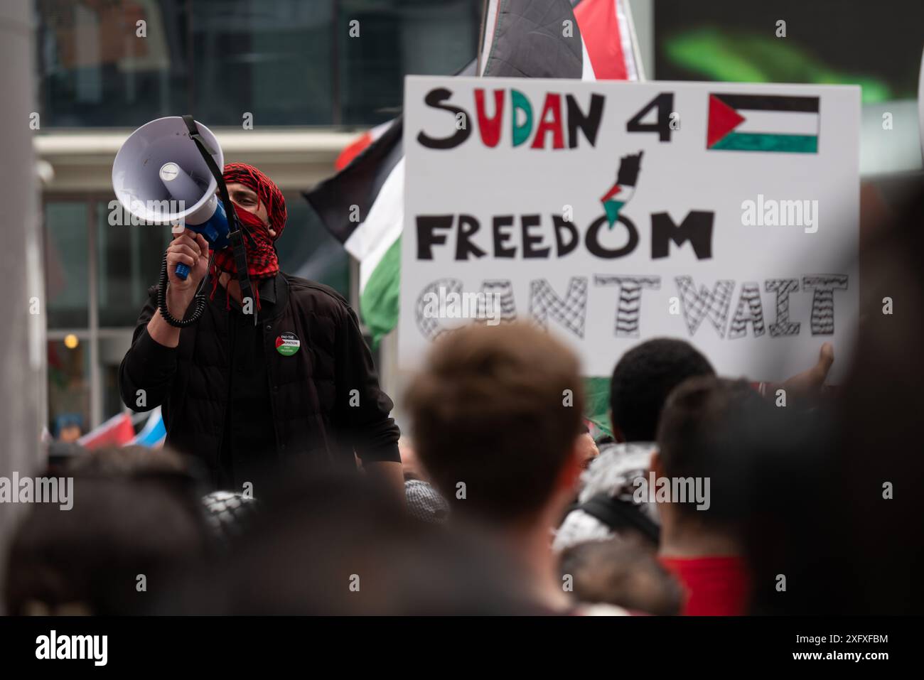 Manifestanti all'All Out for Gaza protesta che marciano, protestano e parlano alla folla per le strade di Toronto, Ontario Canada. Foto Stock