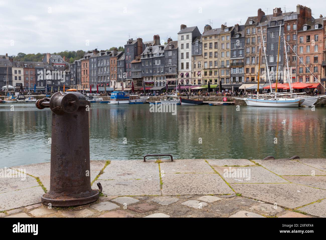 il porto di honfleur con gente sulla terrazza Foto Stock il porto di honfleur con gente sulla terrazza Foto Stock