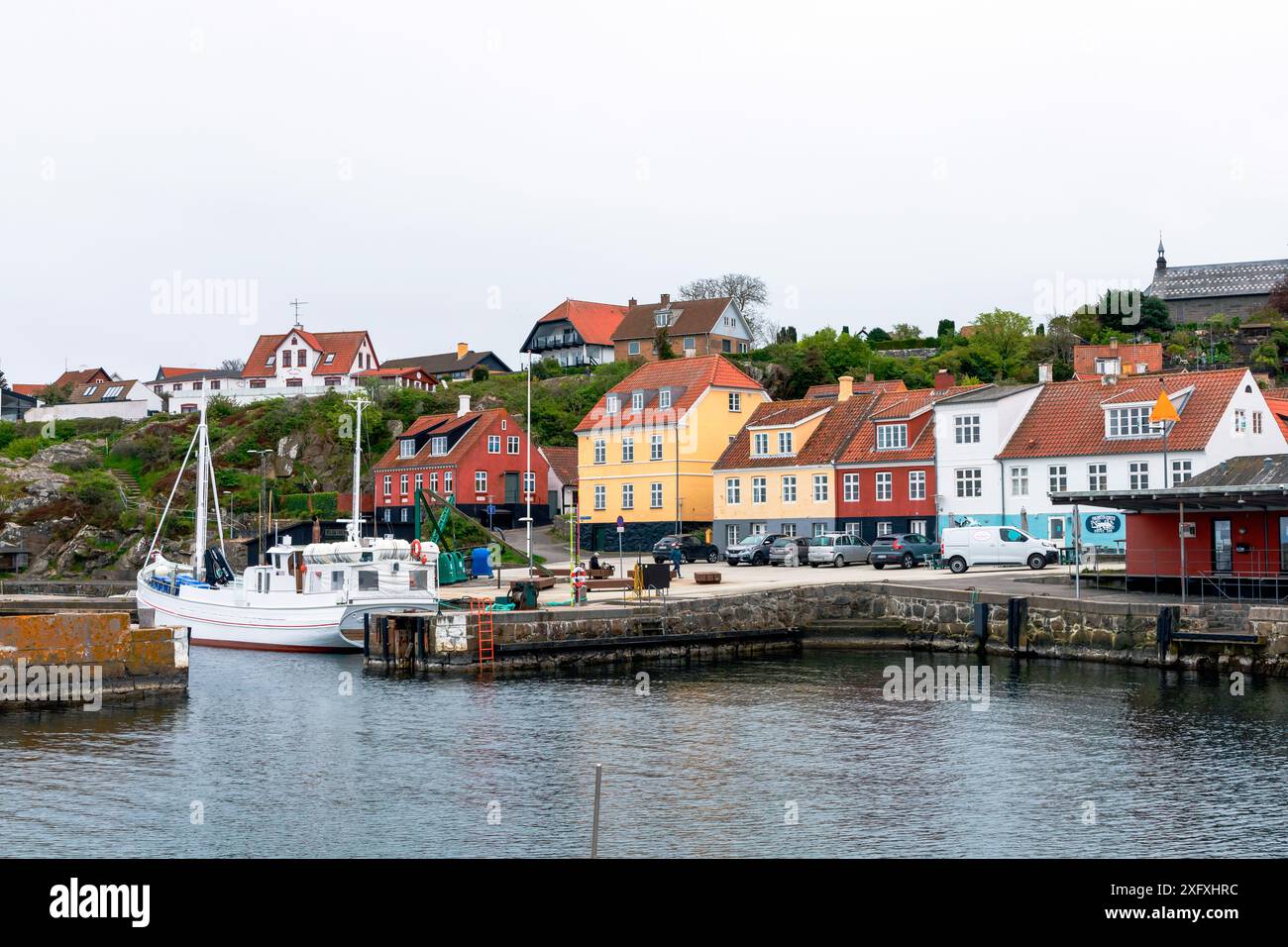 Antica strada della città di Gudhjem, Isola di Bornholm, Danimarca - 2 giugno 2024 Foto Stock