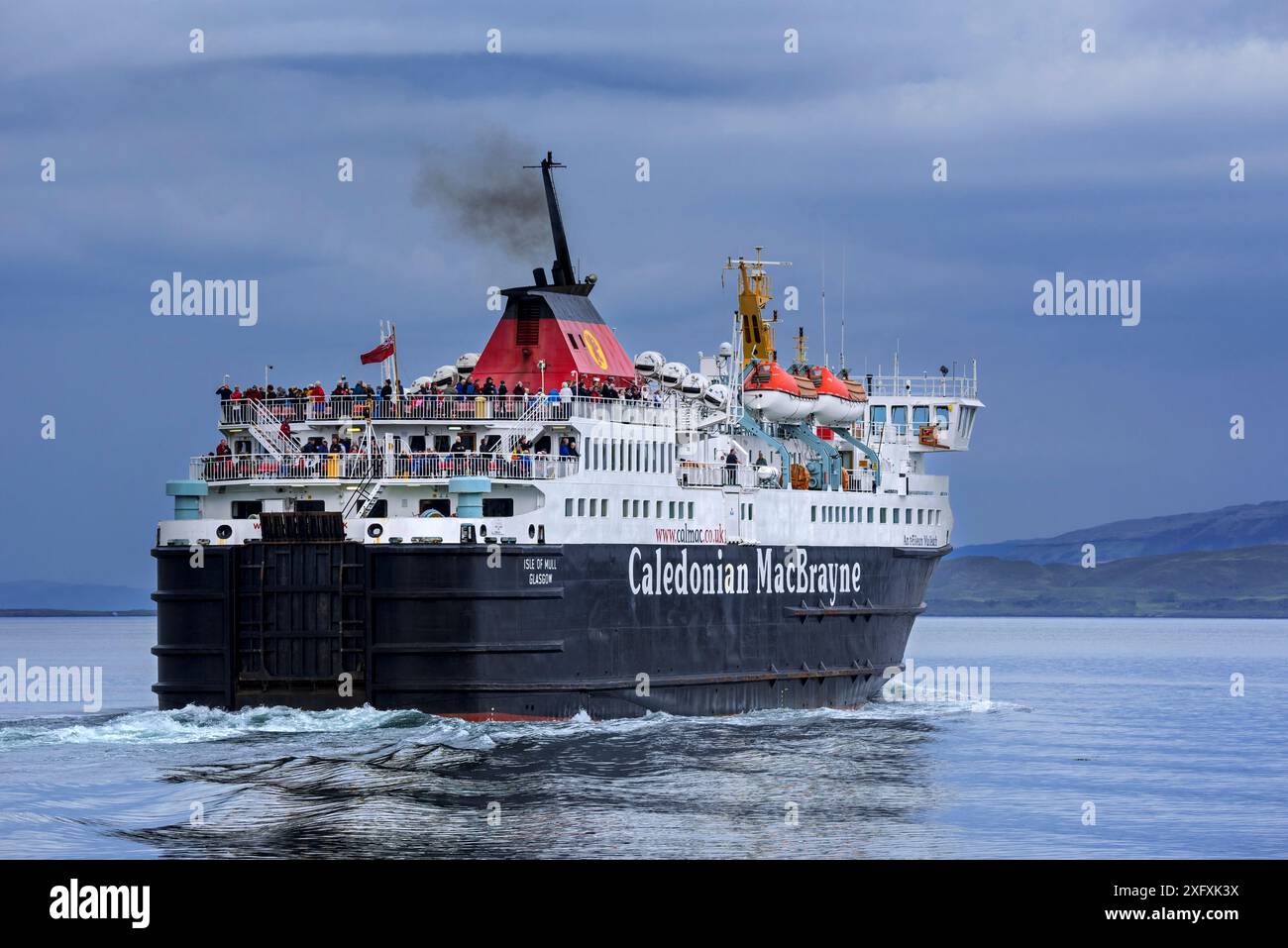 Passeggeri sul ponte del traghetto Caledonian MacBrayne Isola di Mull / an t-Eilean Muileach in partenza dal porto di Oban, Scozia, maggio 2018 Foto Stock