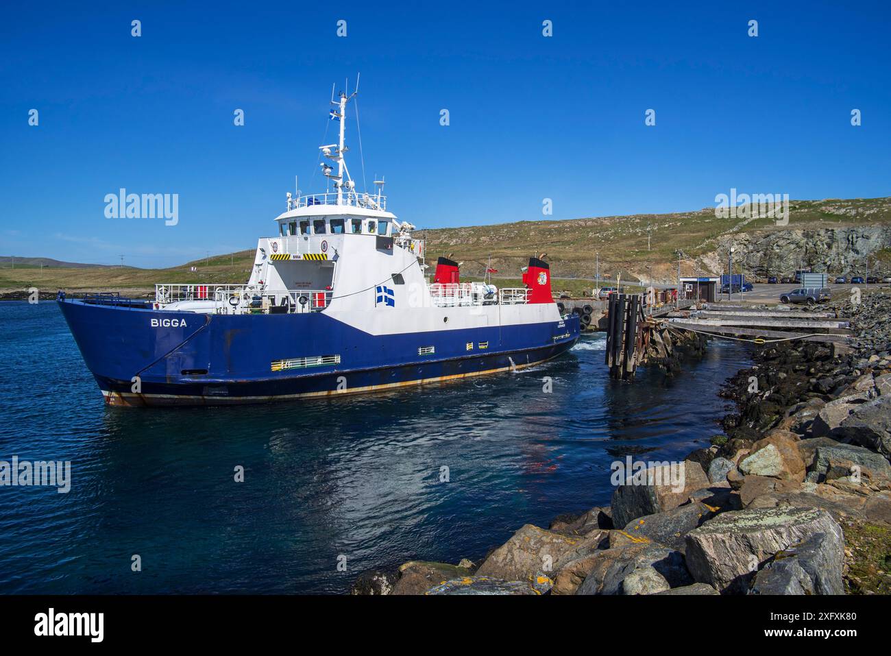 Bigga, traghetto passeggeri e auto che opera sul servizio Bluemull Sound, SIC Ferries in partenza da Belmont a Unst, Isole Shetland, Scozia, Regno Unito, 2018 Foto Stock
