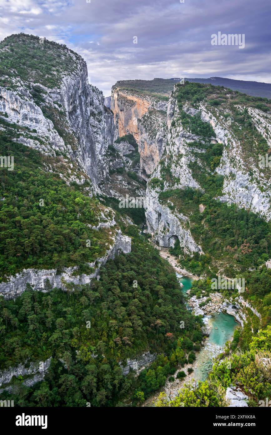 Fiume Verdon a Point Sublime, inizio del Sentier Martel nelle Gole del Verdon / canyon della gola del Verdon, Provence-Alpes-Cote d&#39;Azur, Francia, settembre 2018 Foto Stock