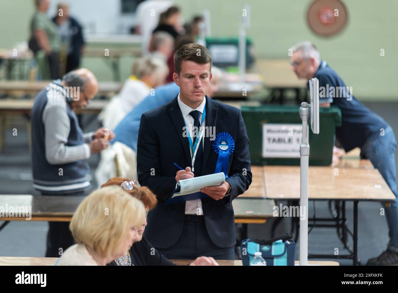 Processo di verifica e conteggio delle urne in corso per le elezioni generali del Parlamento britannico del 2024 a Southend on Sea, Essex, Regno Unito. Osservatore conservatore Foto Stock