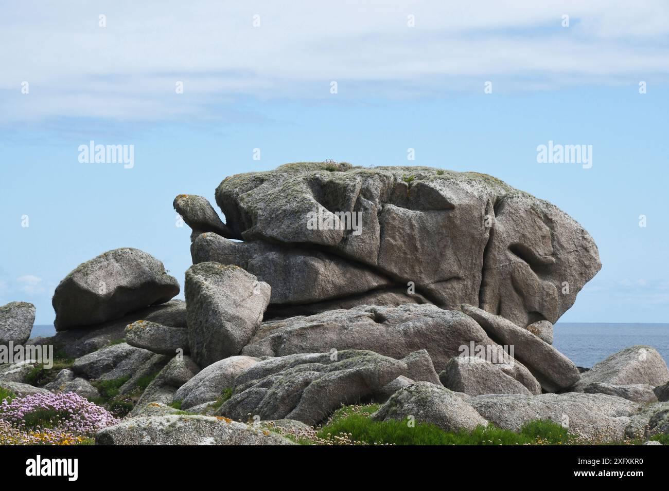 Il vento, pioggia e mare rocce erored,Granito, Testa Penninis, St Mary, isole Scilly,UK Foto Stock