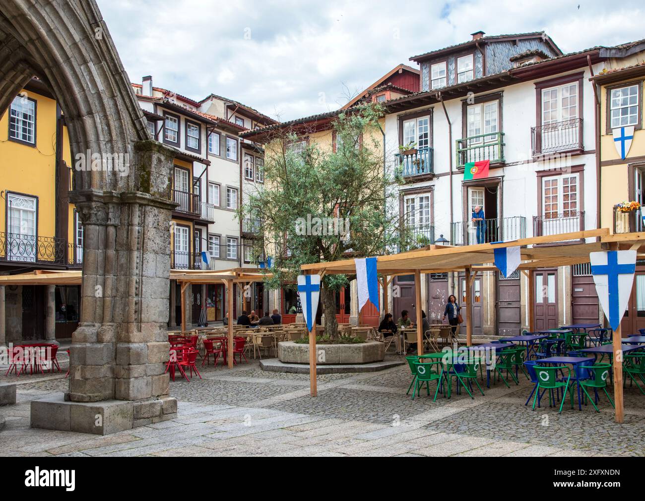 Guimaraes, Portogallo - 19 giugno 2024: Storica strada e piazza nella medievale Guimaraes, la prima capitale del Portogallo Foto Stock