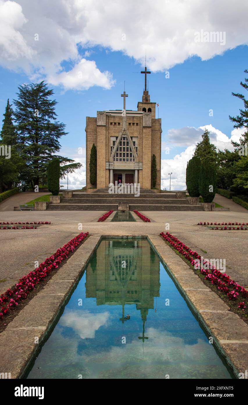 Guimaraes, Portogallo - 19 giugno 2024: Chiesa di Santuário da Penha in cima al Monte Penha fuori Guimaraes Foto Stock