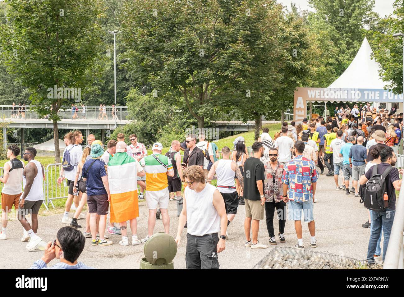 Torino, Italia. 5 luglio 2024. Alcune immagini delle code per entrare all'undicesima edizione del Kappa FutureFestival presso Parco Dora a Torino, Italia - Cronaca - Venerdì 5 luglio 2024 - (foto Giacomo Longo/LaPresse) alcune immagini della fila che entreranno all'undicesima edizione del Kappa FutureFestival presso Parco Dora di Torino, Italia - News - venerdì 5 luglio 2024 - (foto Giacomo Longo/LaPresse) crediti: LaPresse/Alamy Live News Foto Stock