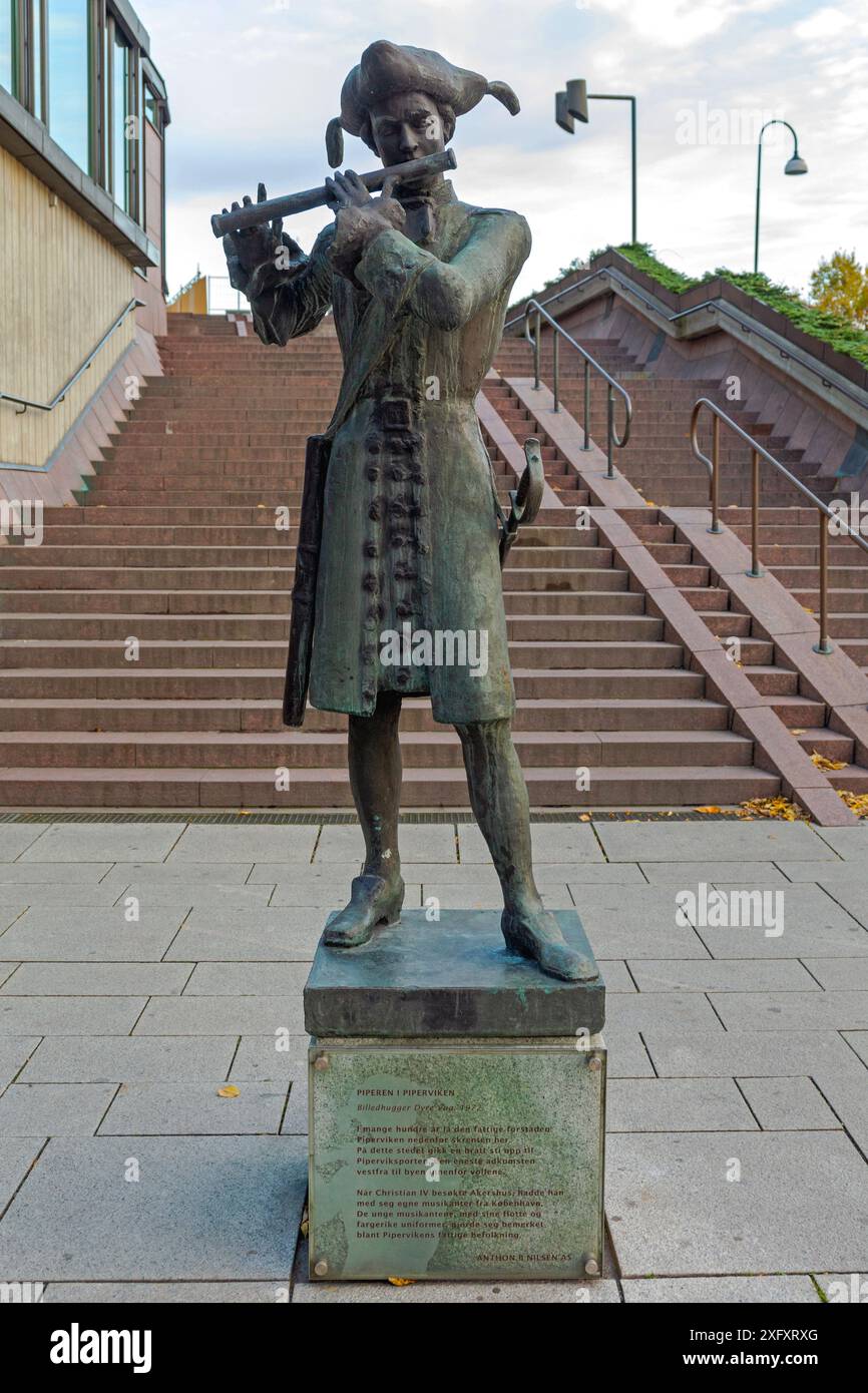 Oslo, Norvegia - 30 ottobre 2016: Statua in bronzo del flautista Piperen Piperviken dell'artista Dyre VAA Landmark nel centro della capitale. Foto Stock