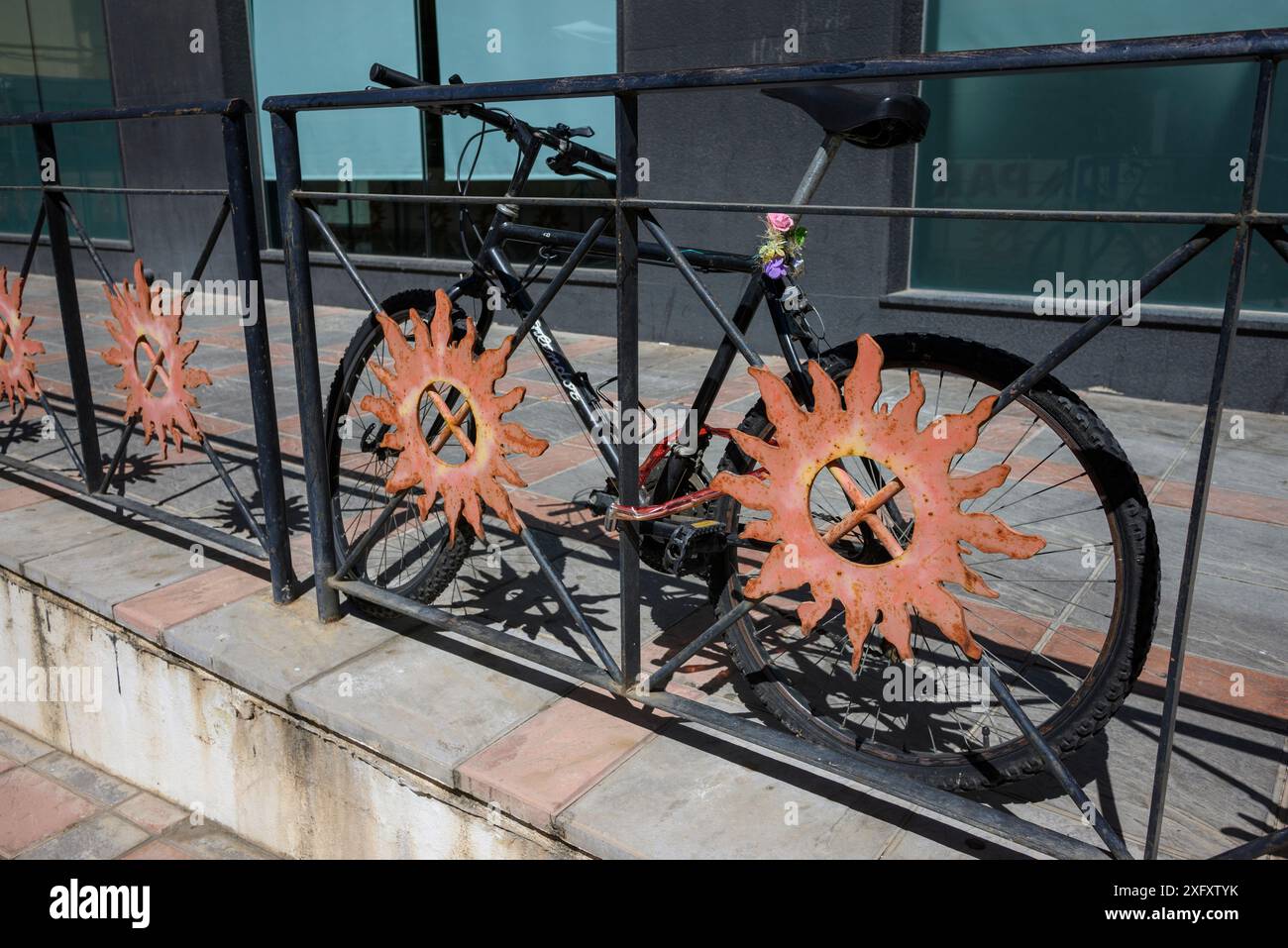 Bicicletta con soli per ruote, a quanto pare, Fuengirola, Spagna Foto Stock