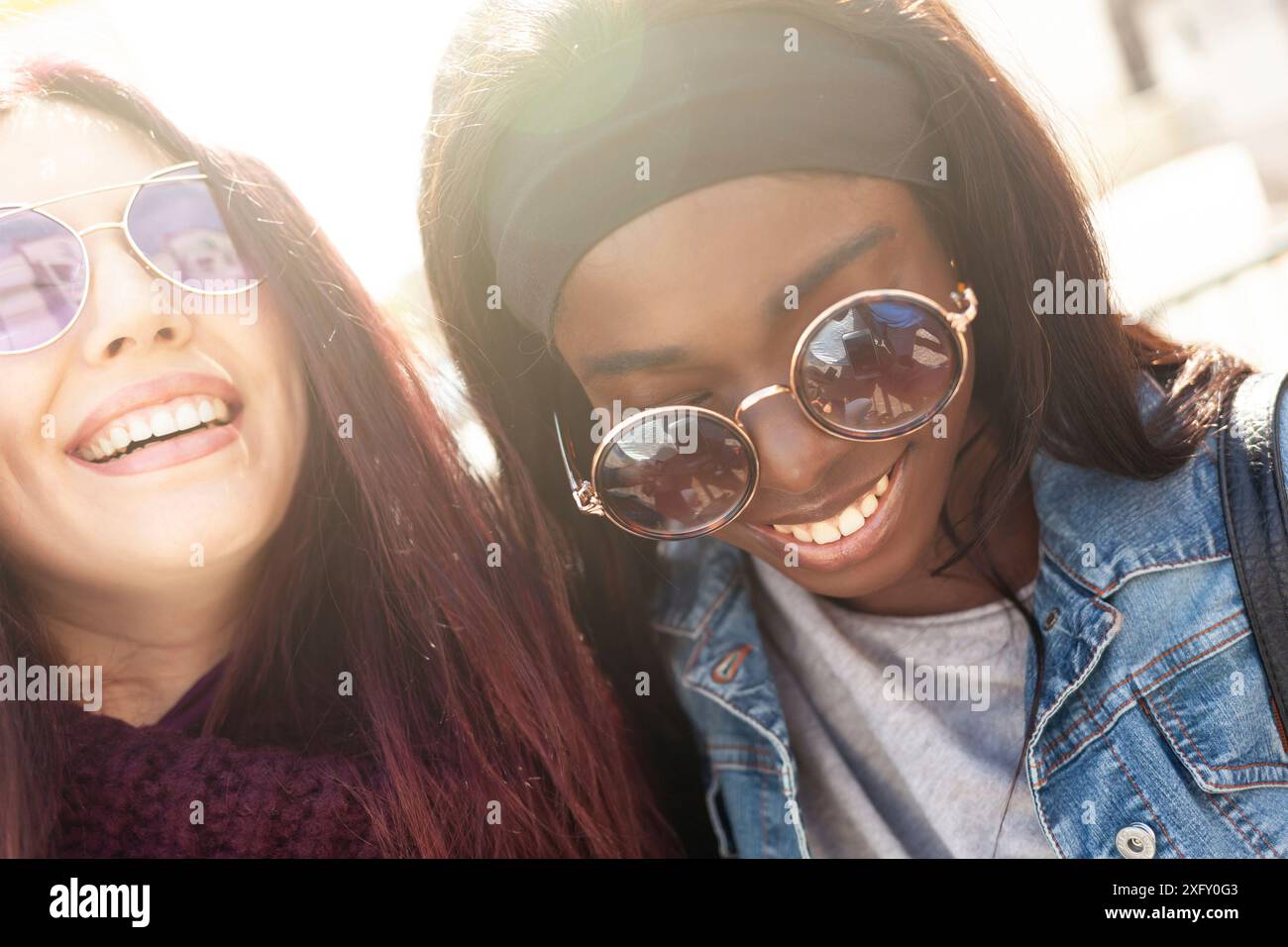 Ritratto di due amiche felici, coppia multirazziale di etnia caucasica e africana. Foto Stock