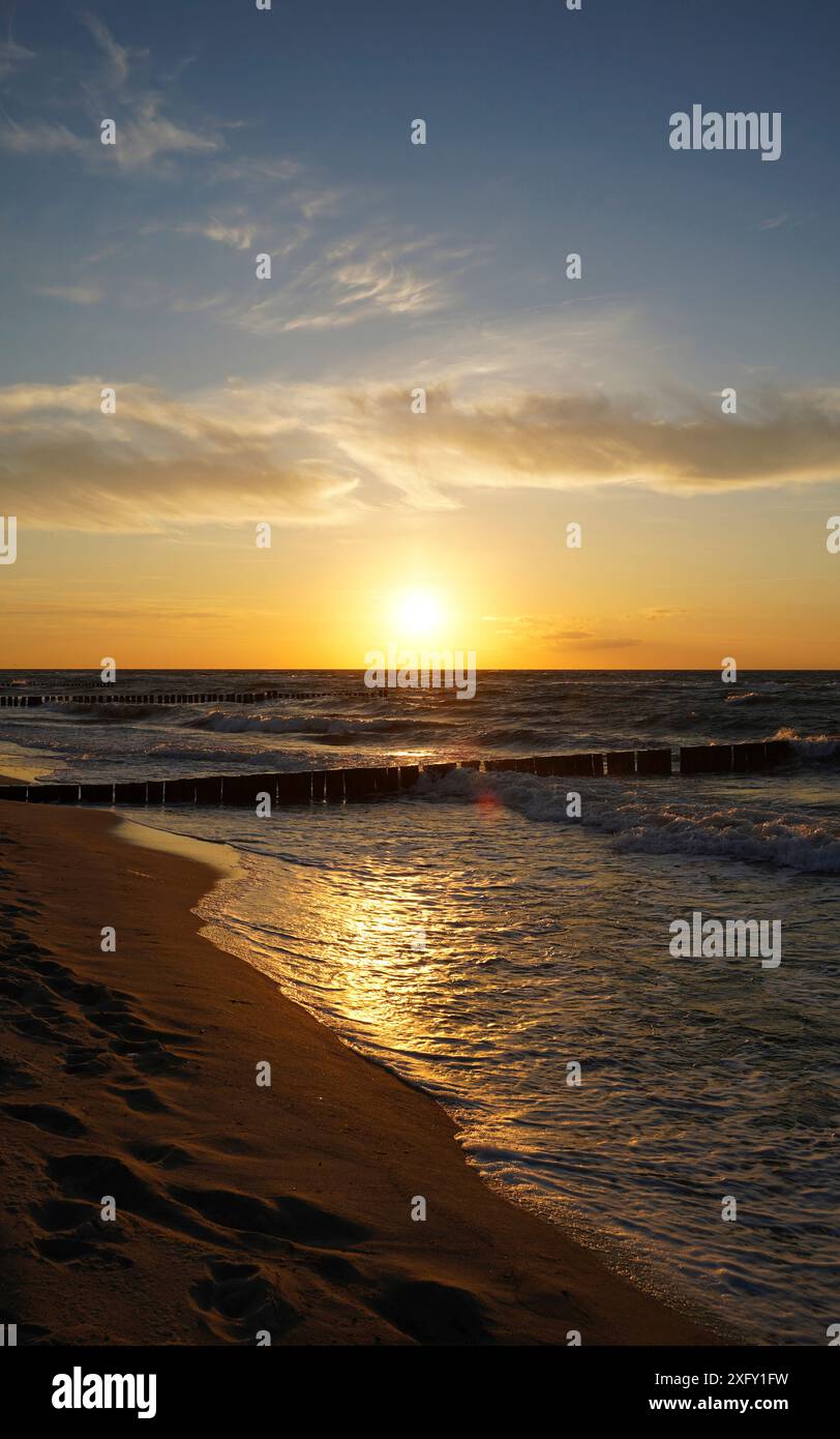 Tramonto sul Mar Baltico sulla spiaggia di Kühlungsborn nel Meclemburgo-Vorpommern, Germania Foto Stock