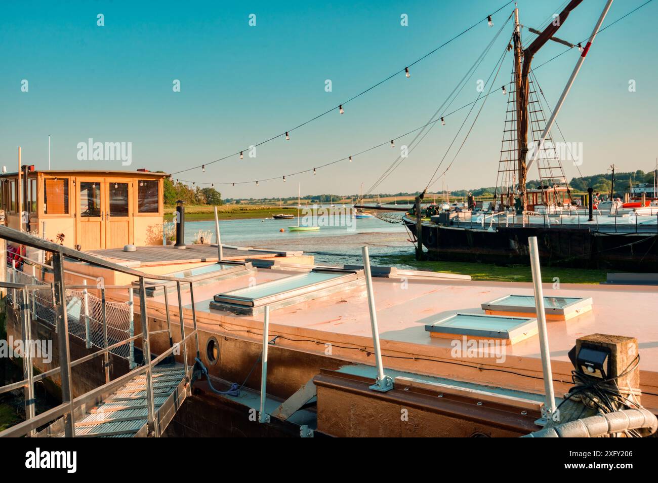 Case galleggianti ormeggiate a Woodbridge, Tide Mill Harbour, River Debden, Woodbridge, Suffolk, Inghilterra Regno Unito Foto Stock