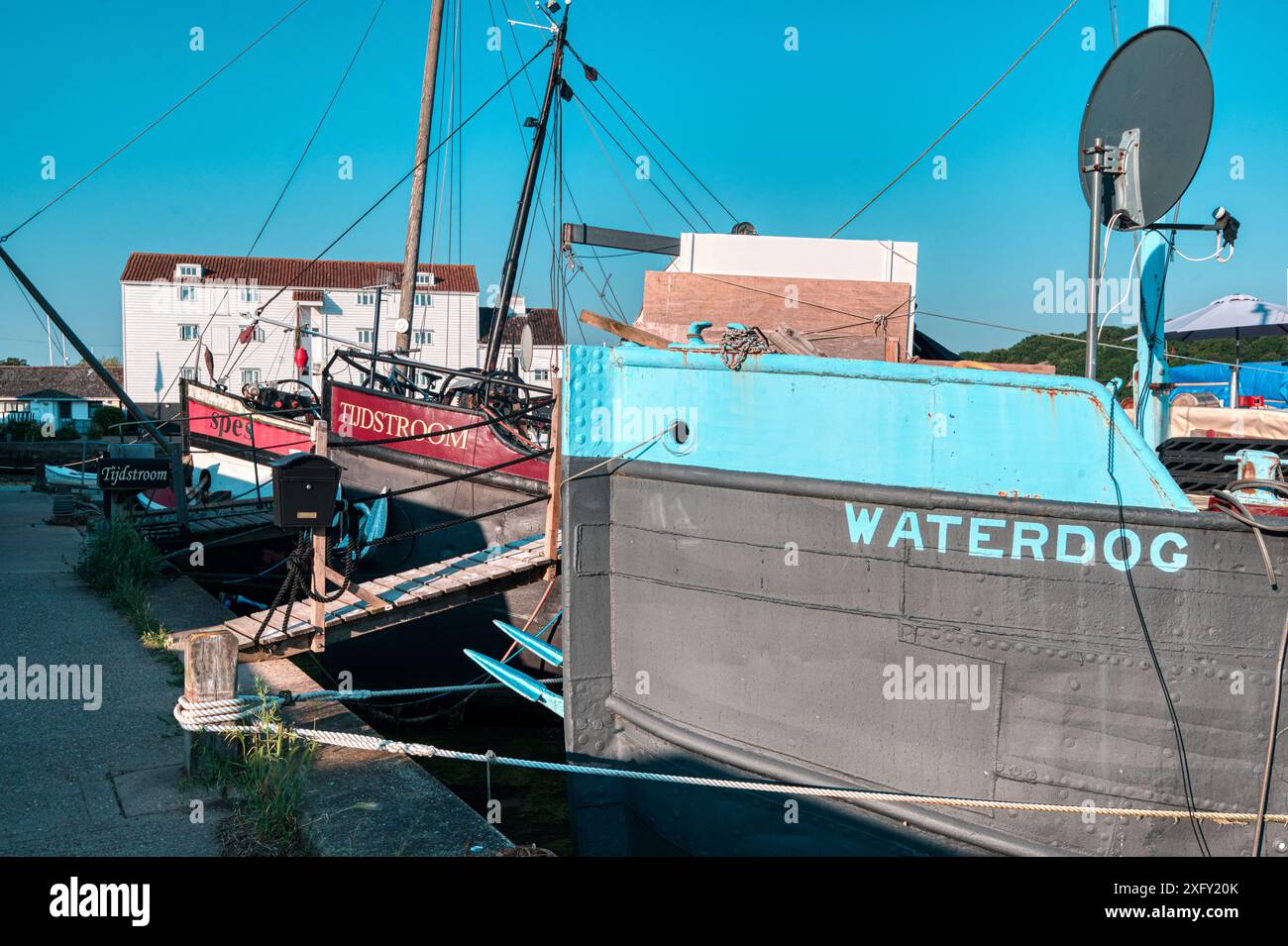 Sede Mill e case galleggianti ormeggiate a Woodbridge, Tide Mill Harbour, River Debden, Woodbridge, Suffolk, Inghilterra Regno Unito Foto Stock
