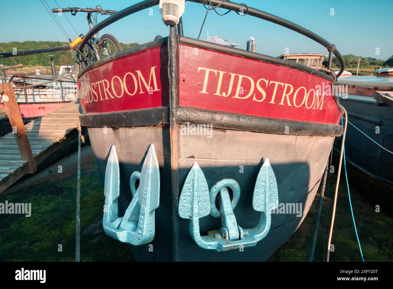 Tijdstroom, vecchia casa galleggiante ormeggiata a Woodbridge, Tide Mill Harbour, River Debden, Woodbridge, Suffolk, Inghilterra Regno Unito Foto Stock