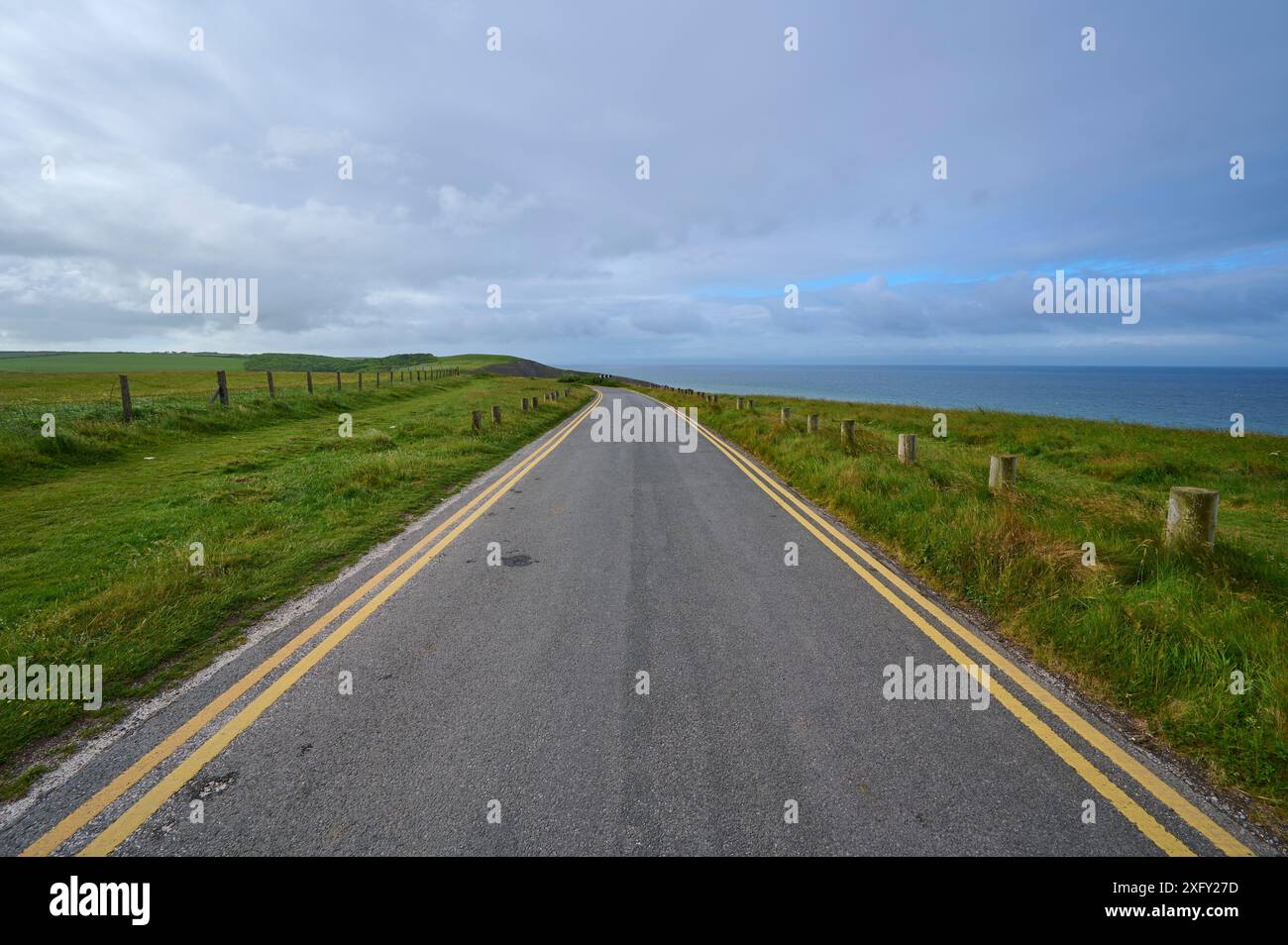 Strada, prato, costa, mare, cielo, mattina, estate, Dunraven Bay, Southerndown, Bridgend, Glamorgan Heritage Coast, Galles, Regno Unito Foto Stock