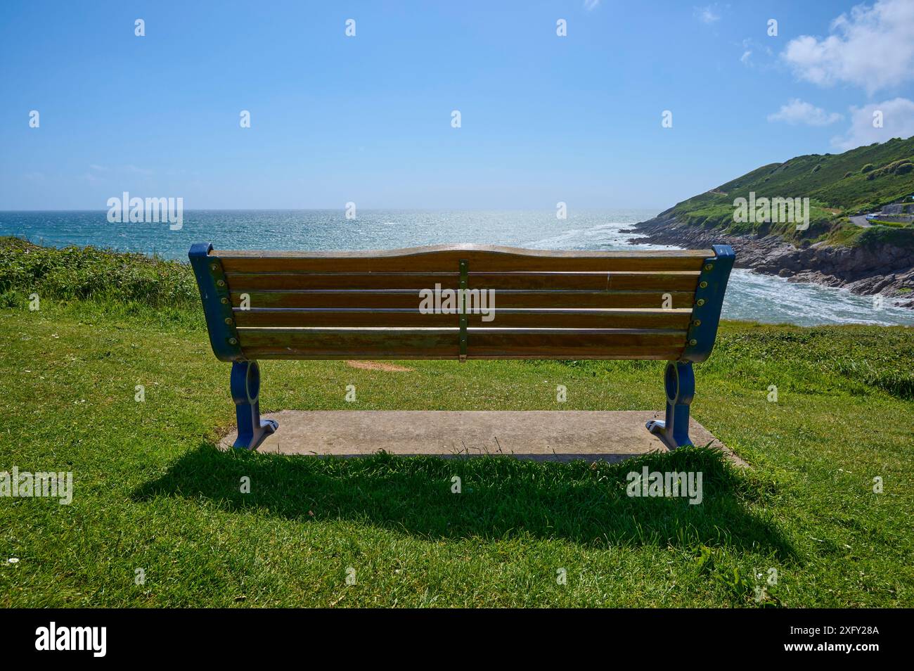 Panchina, costa, mare, prato, cielo, Summer, Mumbles Road, Mumbles, Swansea, Gower, Galles, Regno Unito Foto Stock