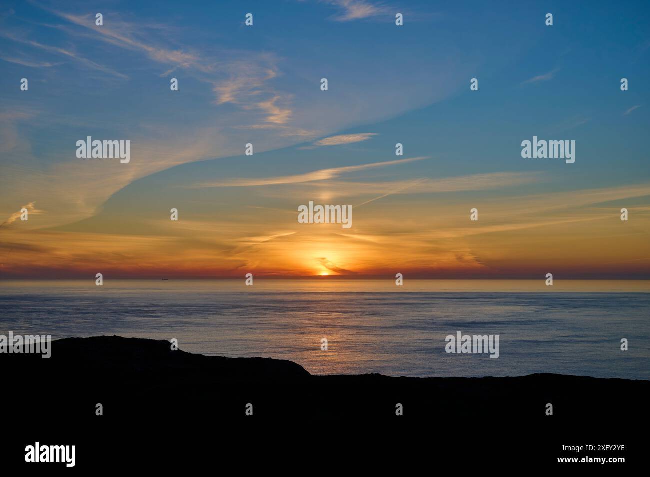 Costa, mare, cielo, tramonto, estate, St. George's Channel Strait, St Davids, Pembrokeshire Coast National Park, Galles, Regno Unito Foto Stock