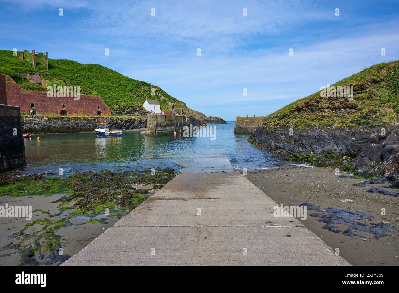 Porto, accesso, mare, barca, estate, Porthgain Harbor, Haverfordwest, Pembrokeshire Coast National Park, Galles, Regno Unito Foto Stock