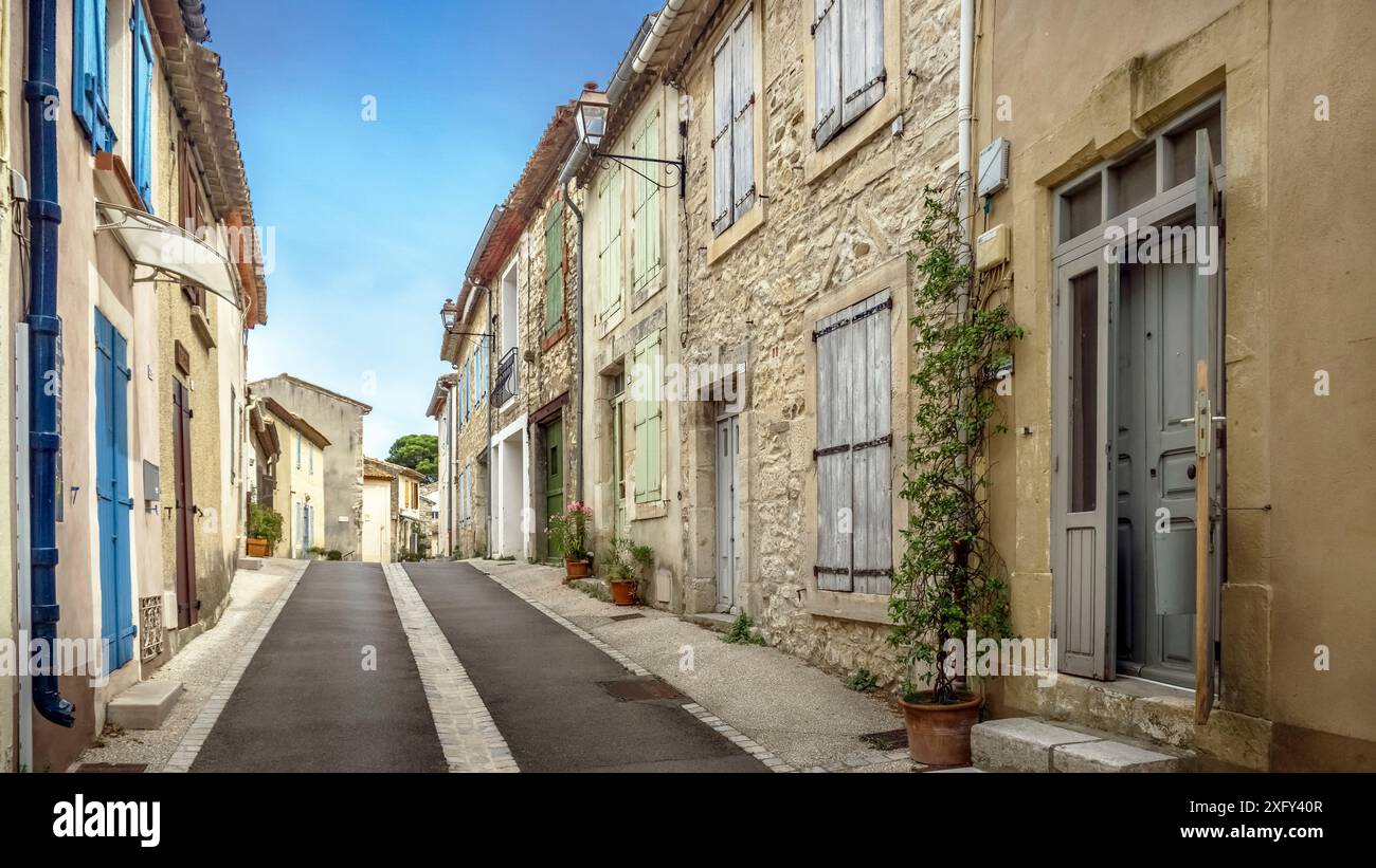 Strada del villaggio a Peyriac de Mer. Il comune si trova nel Parco naturale regionale Narbonnaise en Mediterranee. Foto Stock